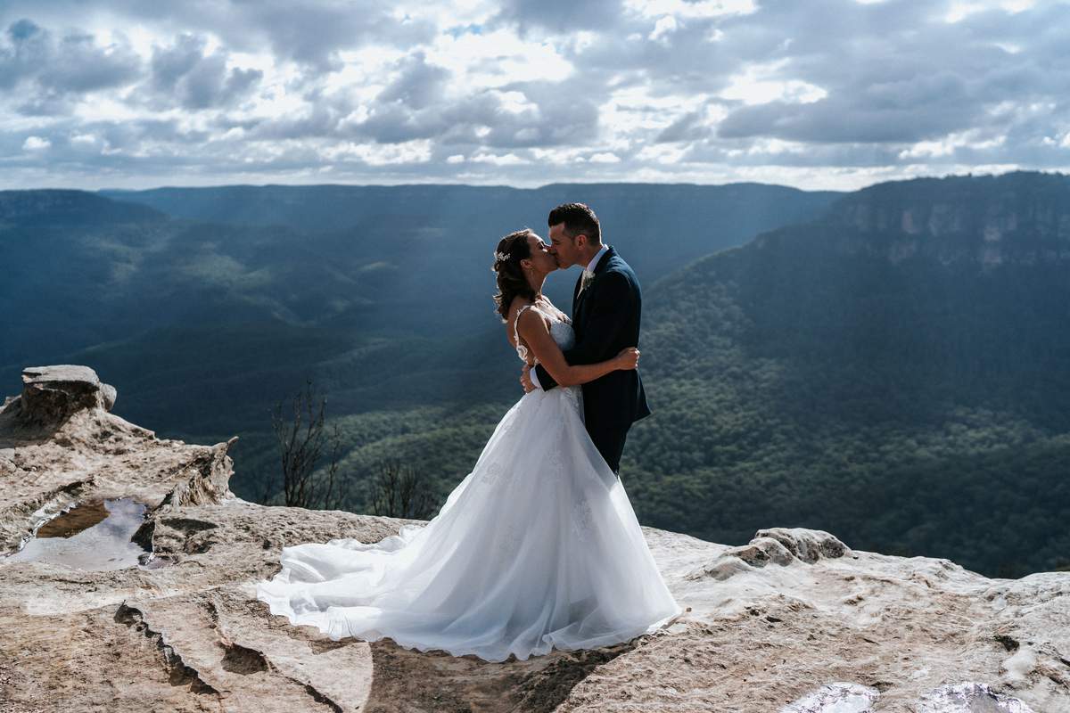 https://www.realweddings.com.au/media/CACHE/images/showcases/fairmont-resort-blue-mountains-weddings/nicola-brad-bannister-wedding-399/2c410e1fef4d08bdf4b54a9339074e43.jpg