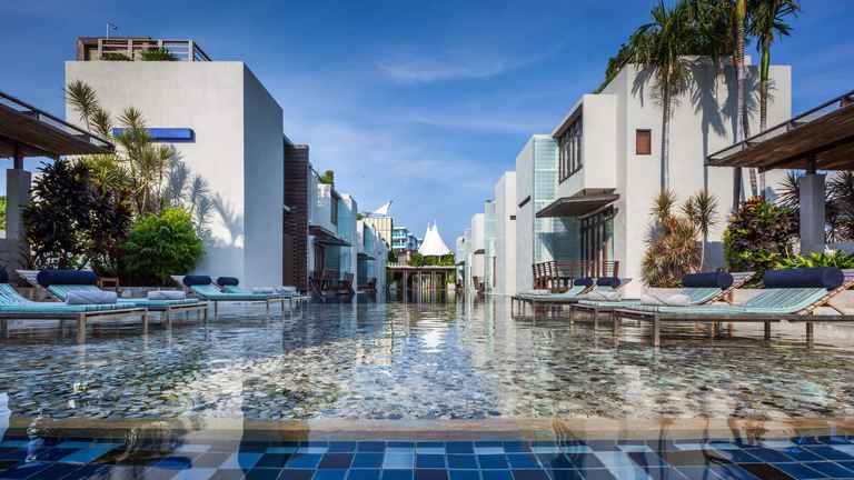 Sand Lounge - Middle of The Pool-.jpg