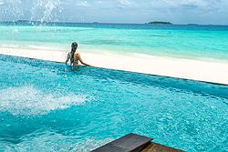 The Four Seasons, Landaa Giraavaru